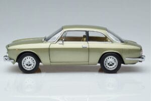 Alfa Romeo GTV 2000 Green Limited Edition Norev 1:18 187913 Diecast - image 4 of 7