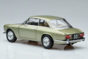 Alfa Romeo GTV 2000 Green Limited Edition Norev 1:18 187913 Diecast - image 6 of 7
