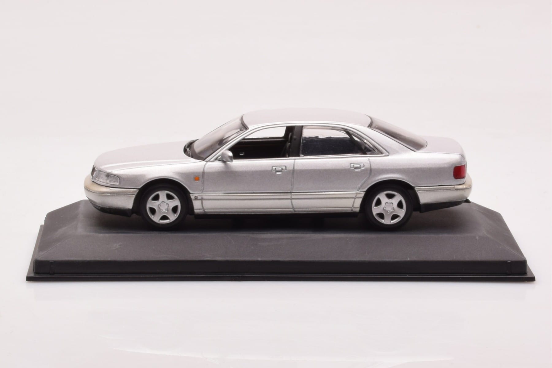 Audi A8 D2 Silver Green Strip Minichamps 1:43 AUDI-264455 Diecast