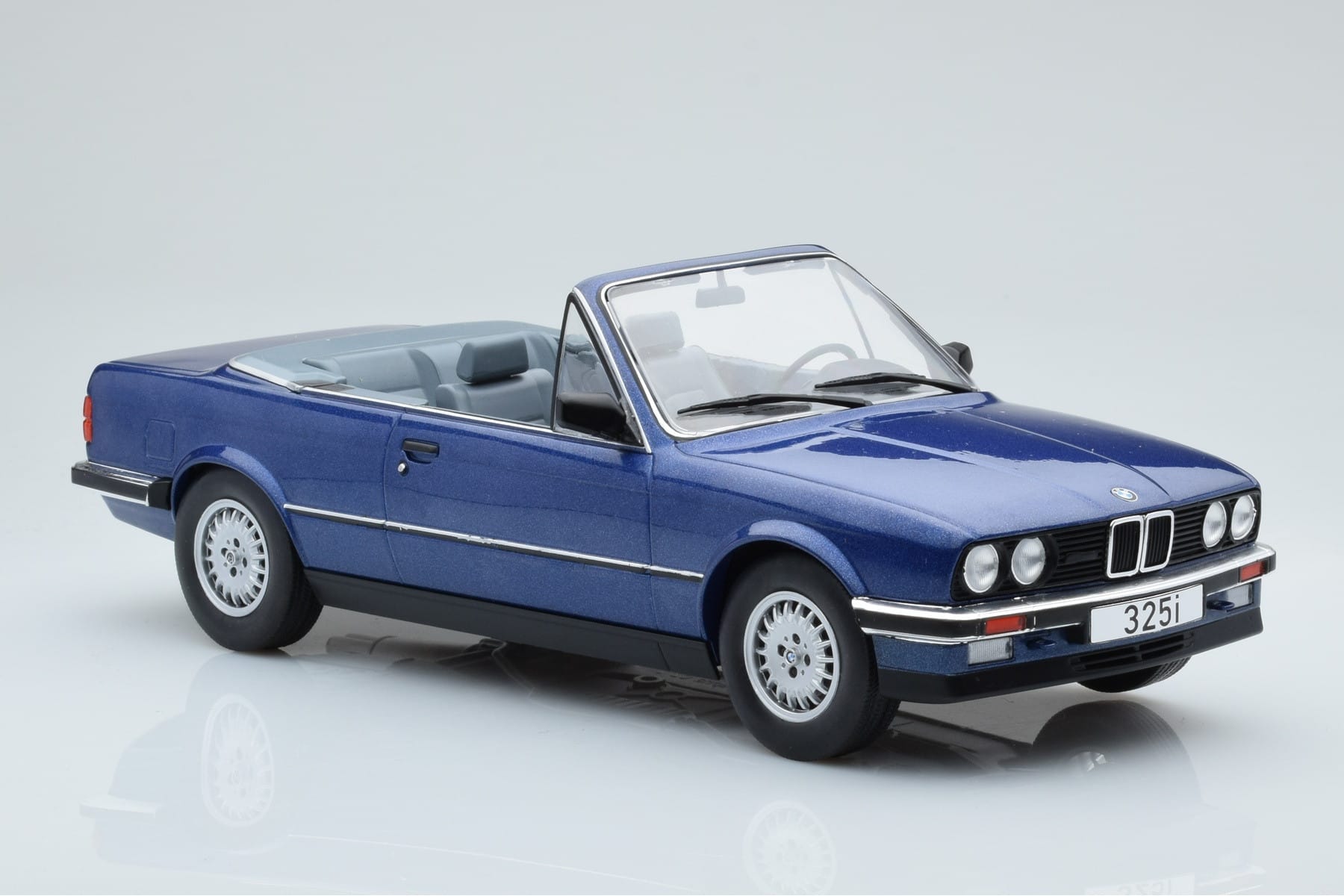 BMW 325i E30 Convertible Blue MCG 1:18 MCG18381 Diecast - image 3 of 5