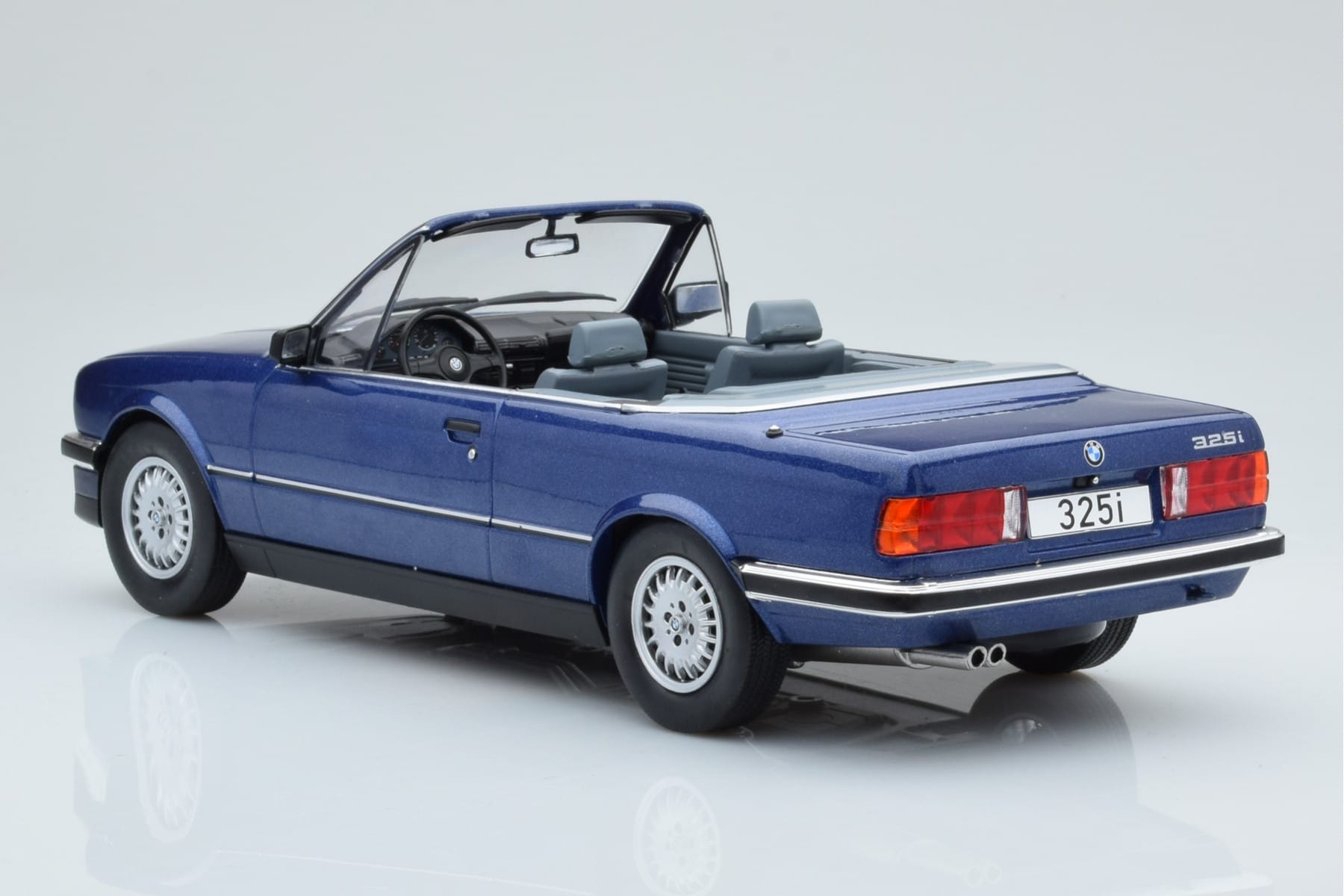 BMW 325i E30 Convertible Blue MCG 1:18 MCG18381 Diecast - image 4 of 5