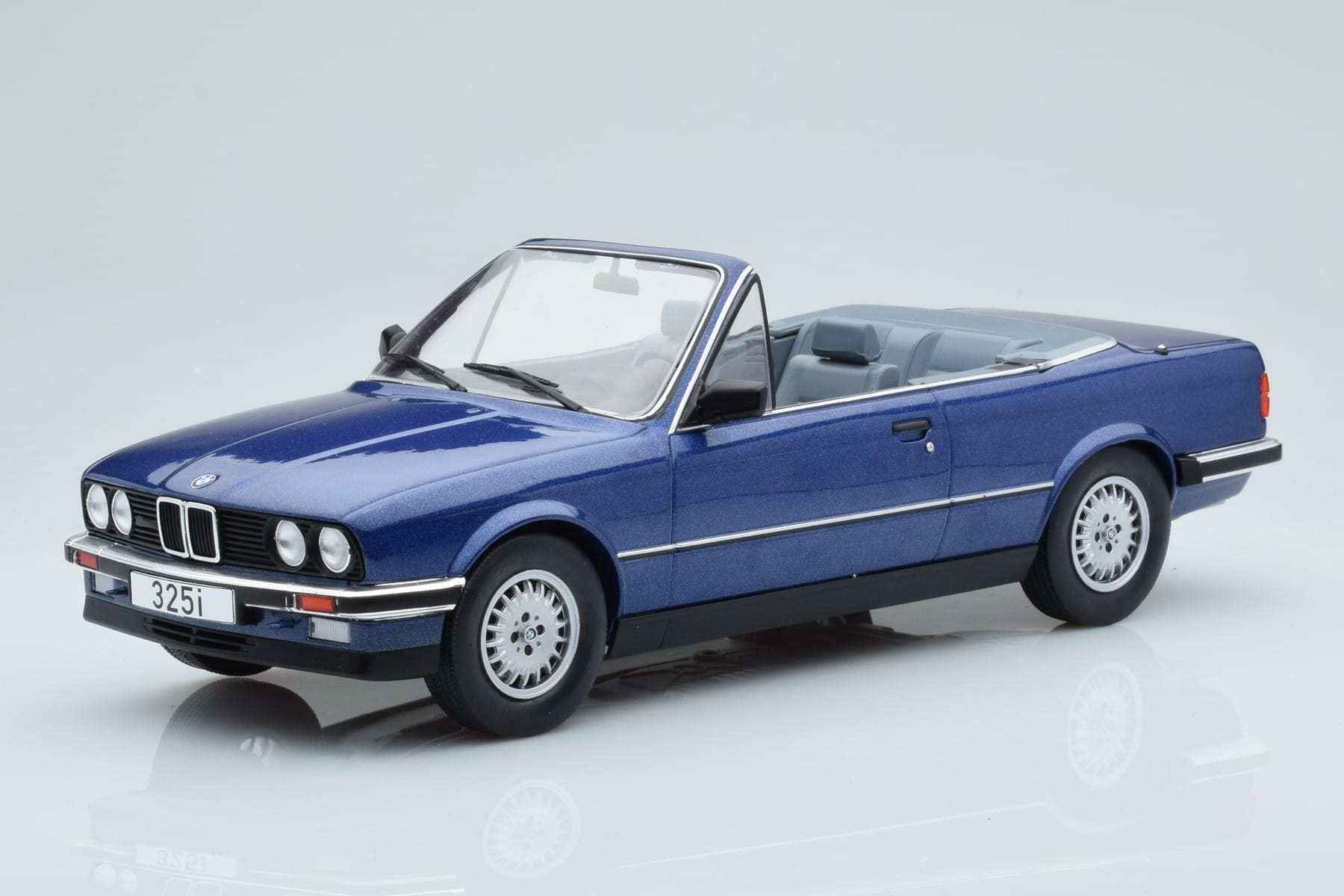 BMW 325i E30 Convertible Blue MCG 1:18 MCG18381 Diecast