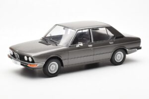 BMW 520i E28 Grey MCG 1:18 MCG18121 Diecast