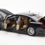 BMW 750Li F02 Facelift Carbon Black Kyosho 1:18 08784BK Diecast - image 5 of 8