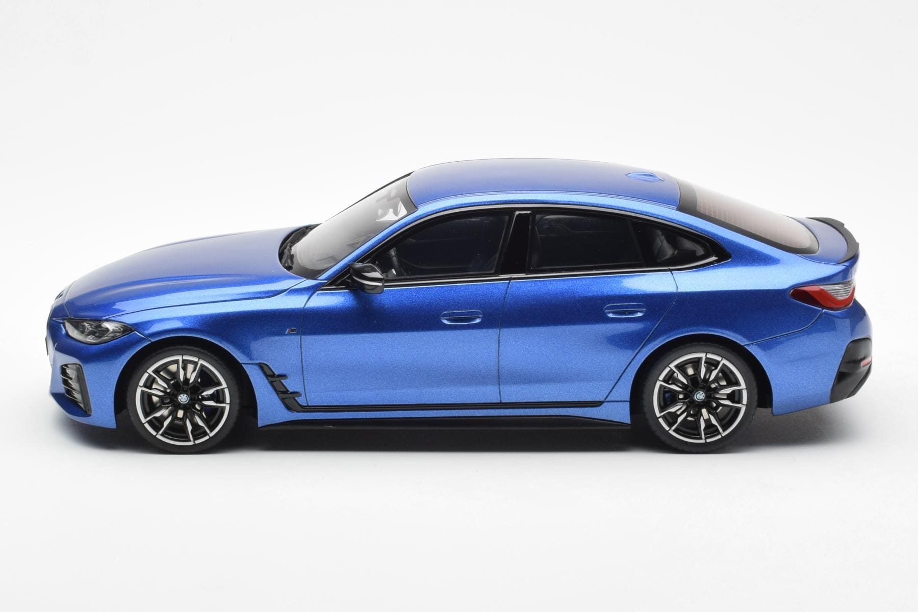 BMW i4 M50 G26 Blue Otto 1:18 OT453 Resin - image 3 of 6