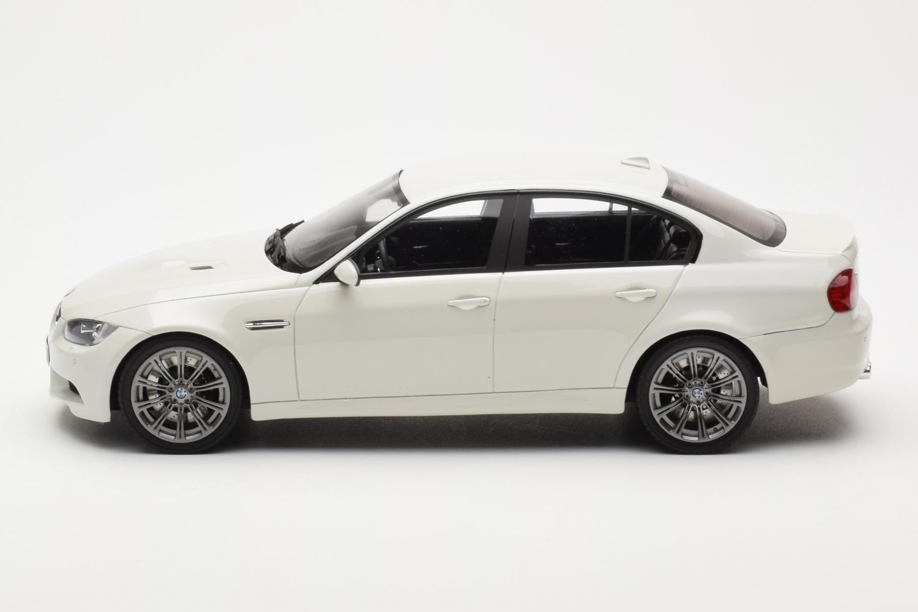 BMW M3 E90 Sedan White GT Spirit 1:18 GT053 Resin - image 3 of 6