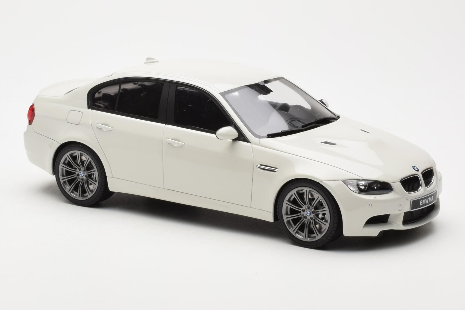 BMW M3 E90 Sedan White GT Spirit 1:18 GT053 Resin - image 4 of 6