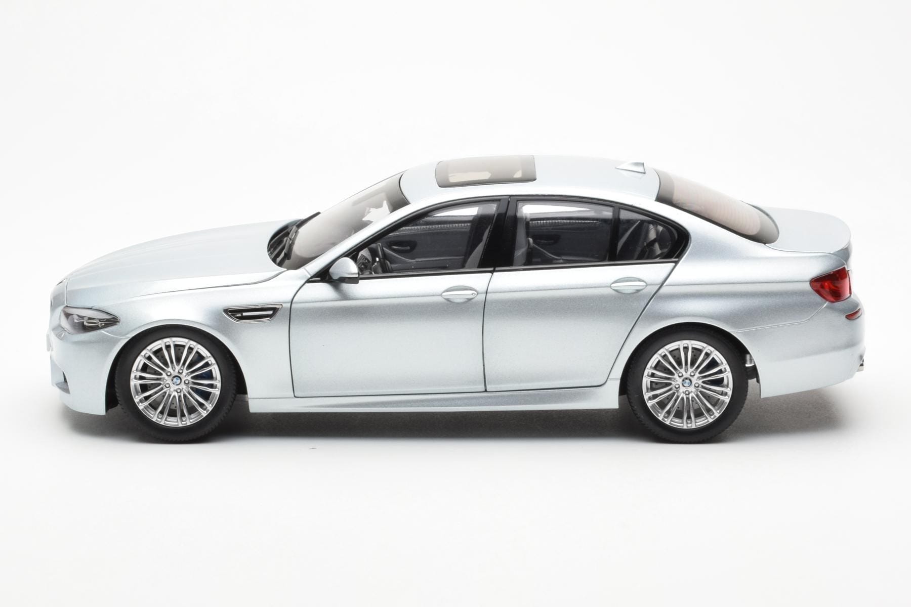 BMW M5 F10 Silverstone Silver Paragon 1:18 80432186353 Diecast - image 4 of 8