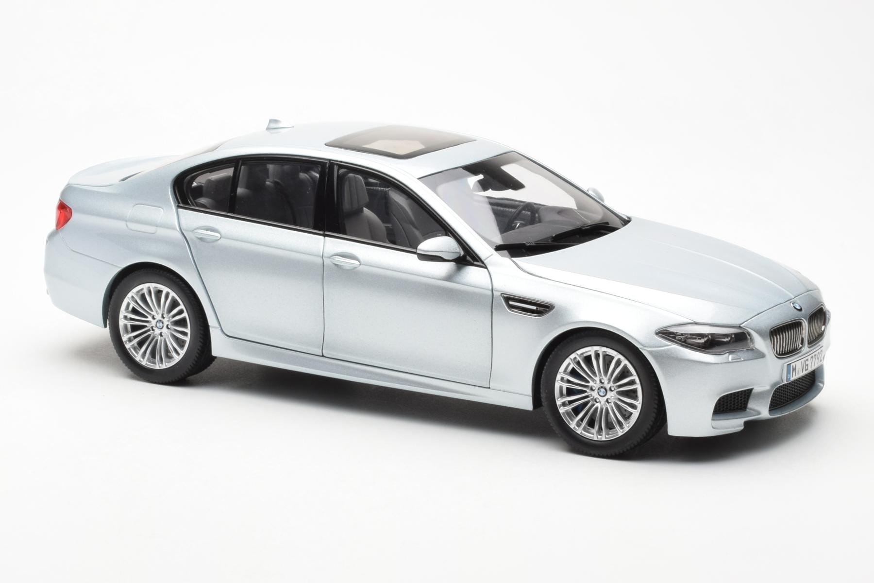 BMW M5 F10 Silverstone Silver Paragon 1:18 80432186353 Diecast - image 6 of 8