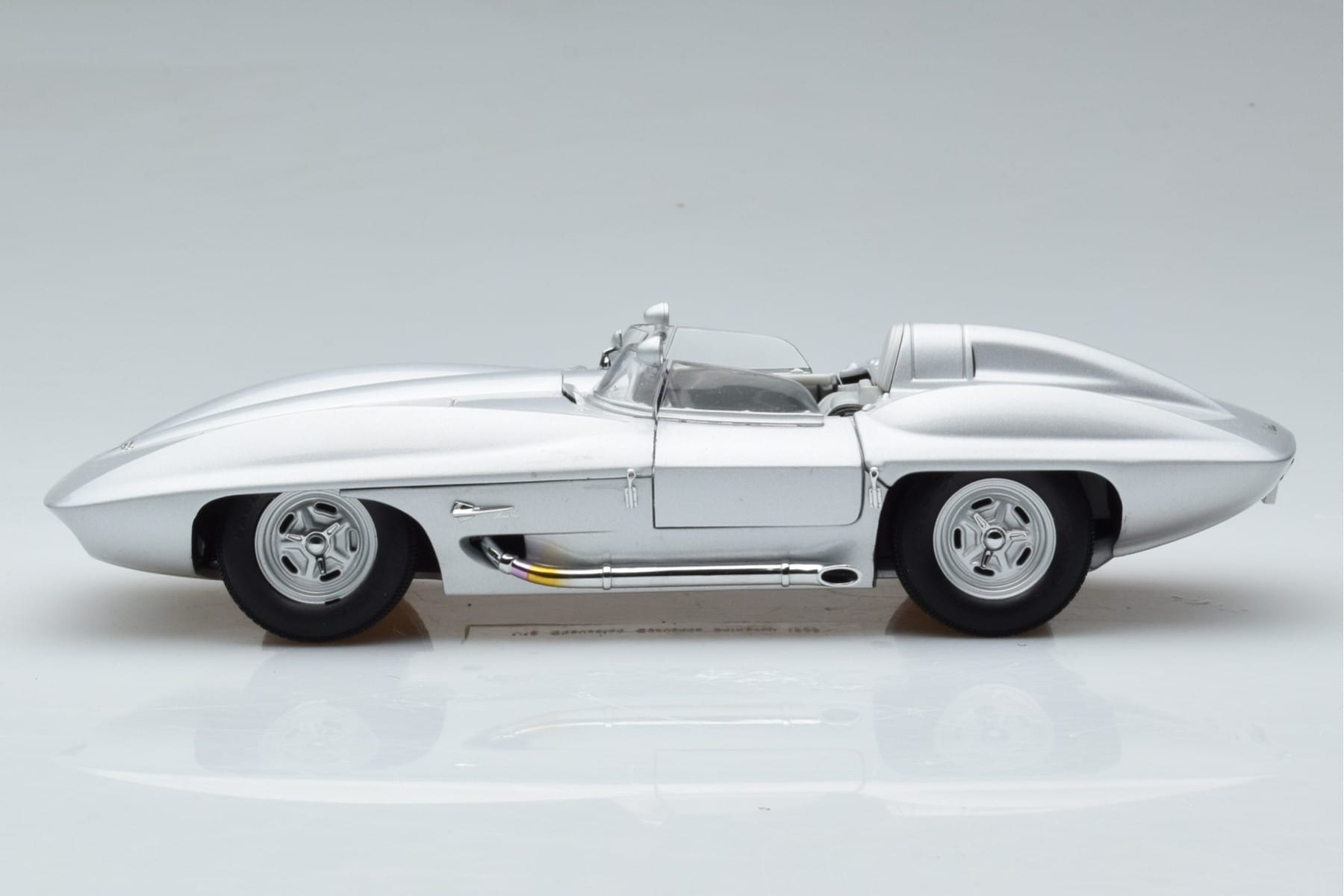 Chevrolet Corvette C1 Stingray Concept AUTOart 1:18 71000 Diecast - image 5 of 8