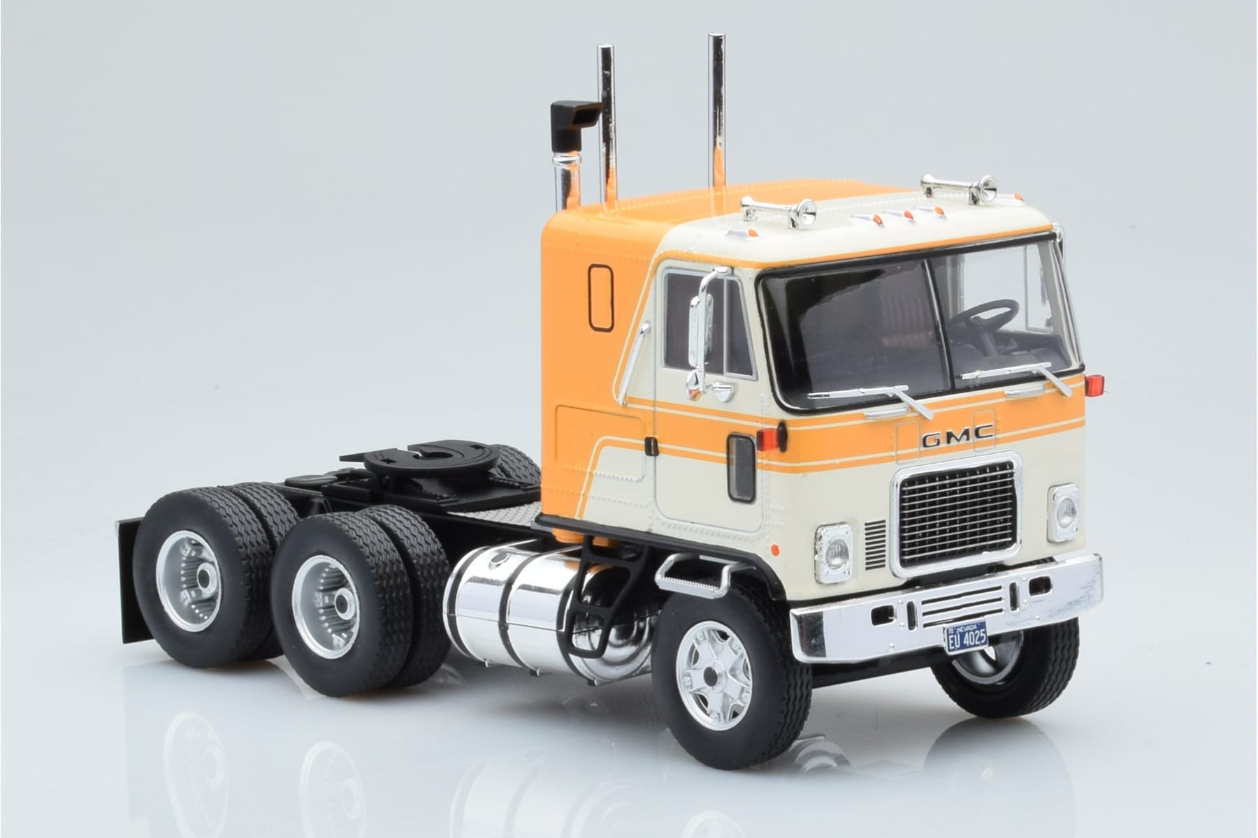 GMC Astro 95 Beige White IXO 1:43 TR167 Diecast - image 3 of 5