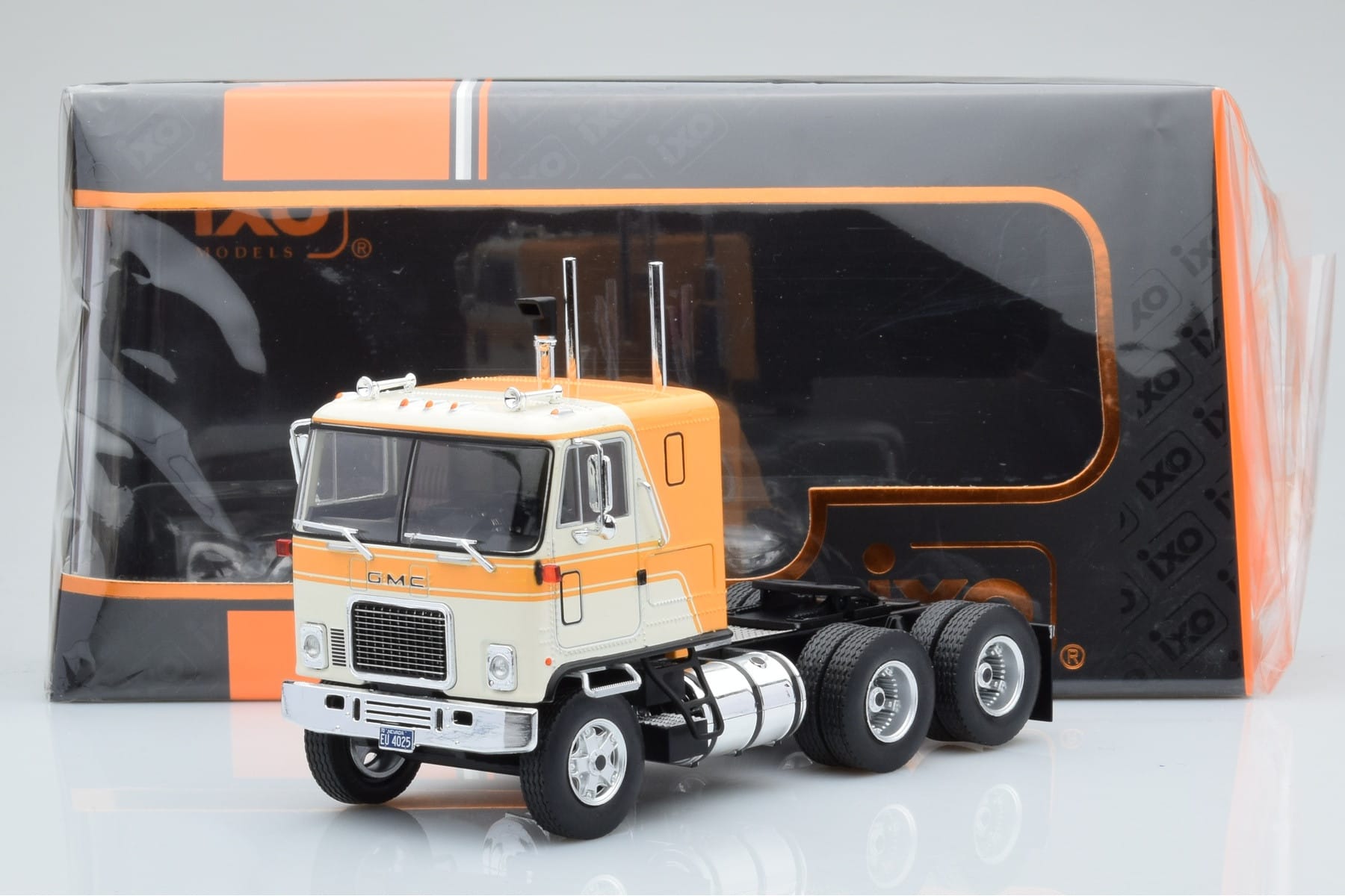 GMC Astro 95 Beige White IXO 1:43 TR167 Diecast - image 5 of 5