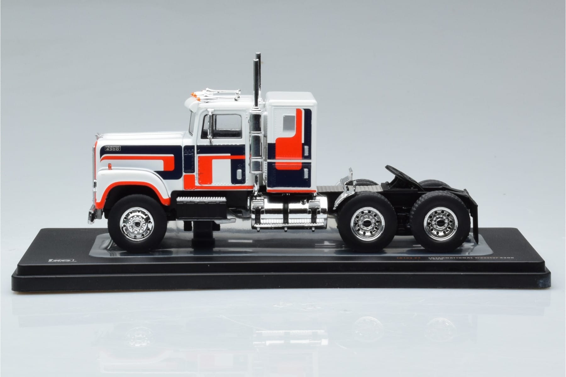 International Transtar 4300 White IXO 1:43 TR153 Diecast - image 3 of 6