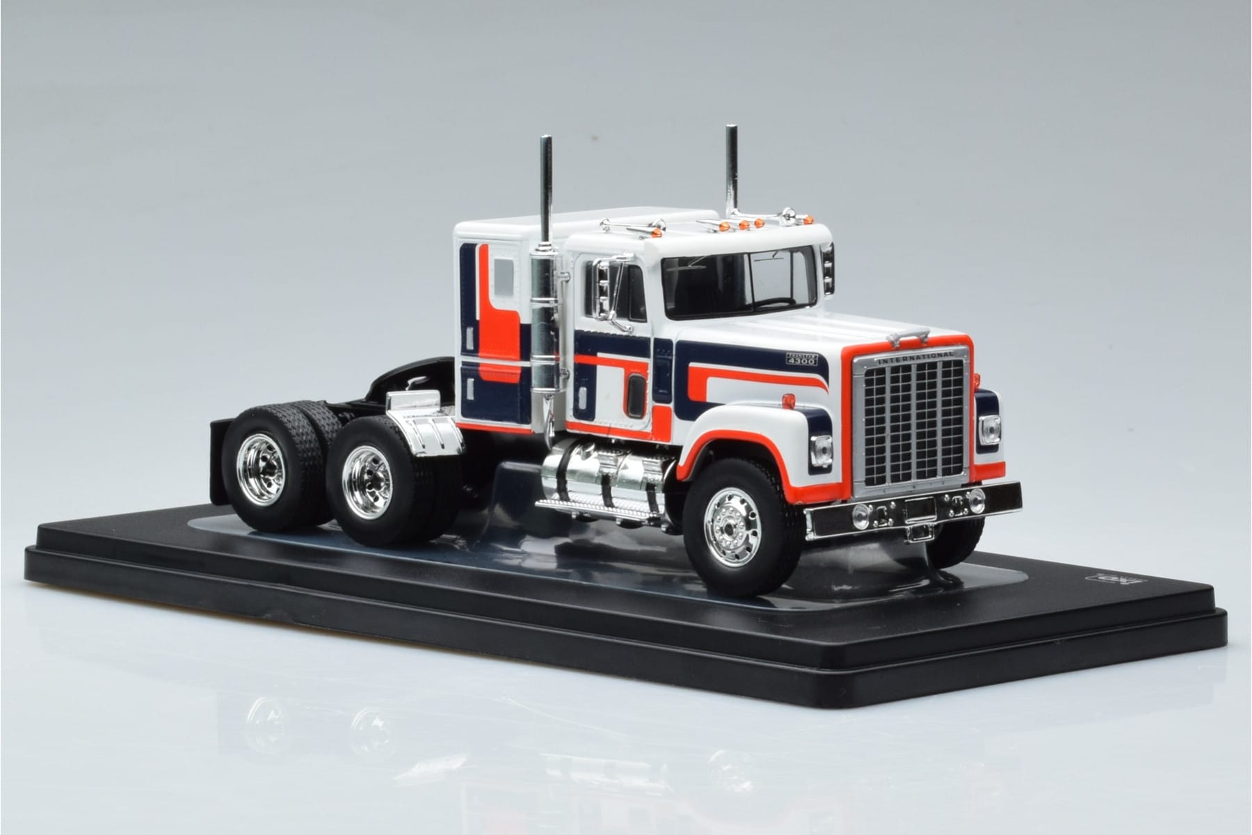International Transtar 4300 White IXO 1:43 TR153 Diecast - image 4 of 6