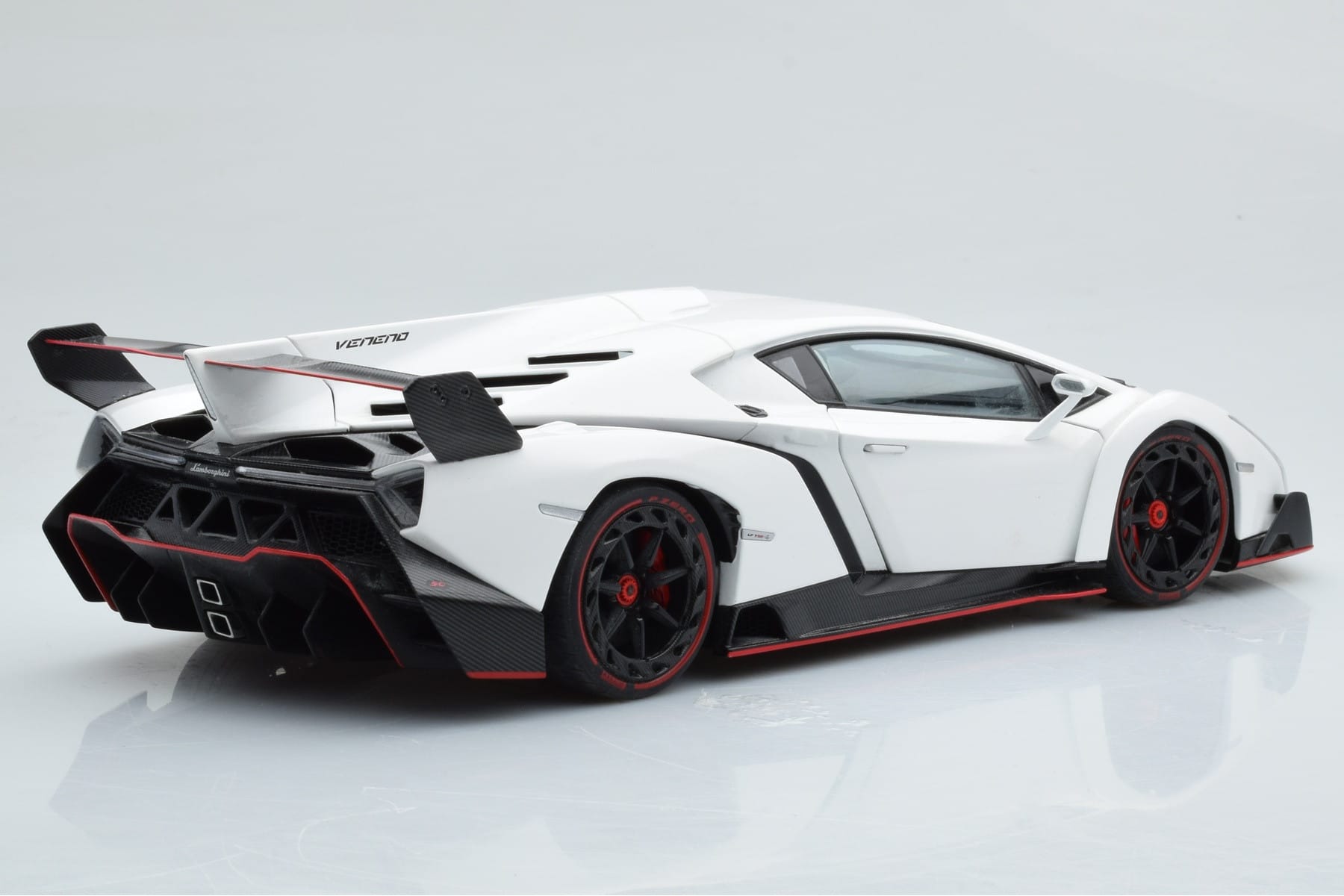 Lamborghini Veneno White AUTOart 1:18 74507 Diecast - image 4 of 8