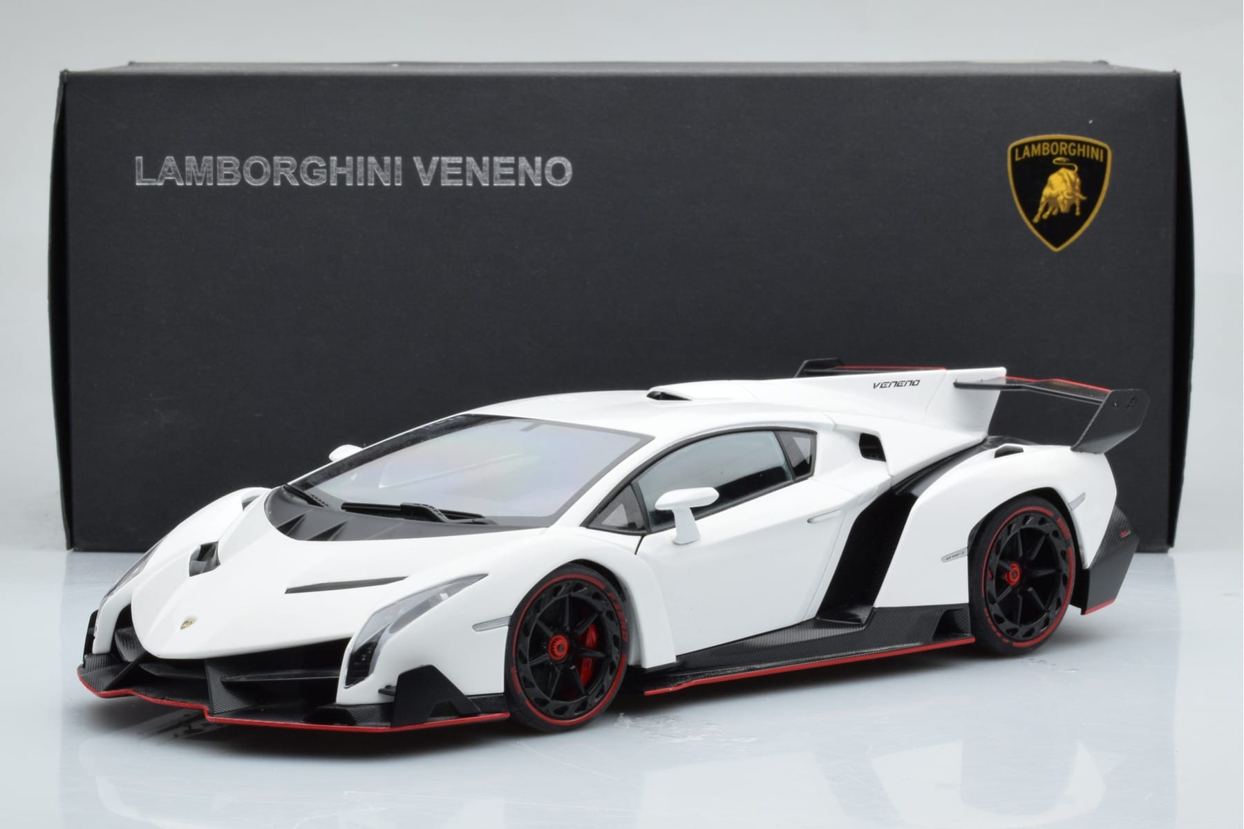 Lamborghini Veneno White AUTOart 1:18 74507 Diecast - image 8 of 8