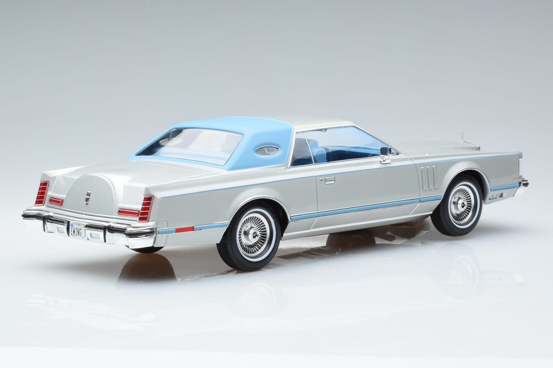 Lincoln Continental Mark V Silver MCG 1:18 MCG18403 Diecast - image 2 of 6