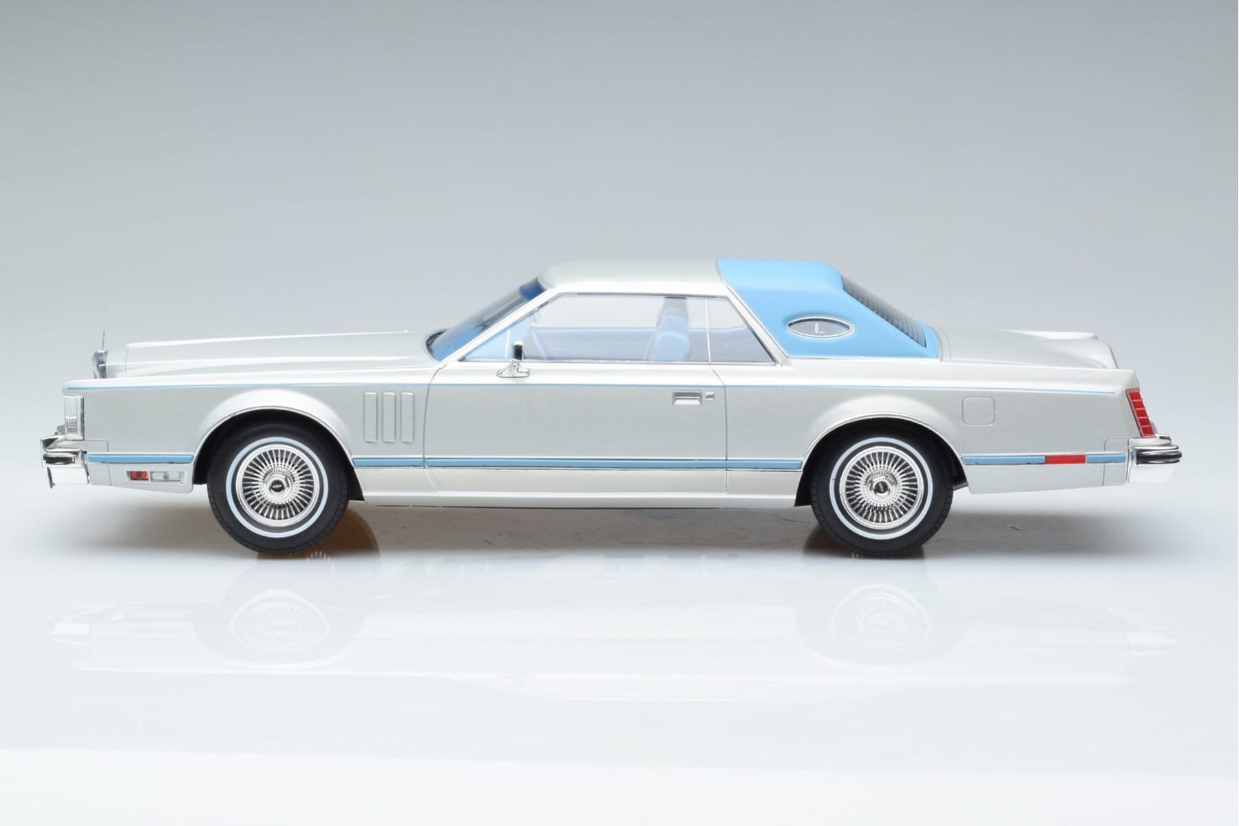 Lincoln Continental Mark V Silver MCG 1:18 MCG18403 Diecast - image 3 of 6