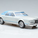 Lincoln Continental Mark V Silver MCG 1:18 MCG18403 Diecast - image 4 of 6