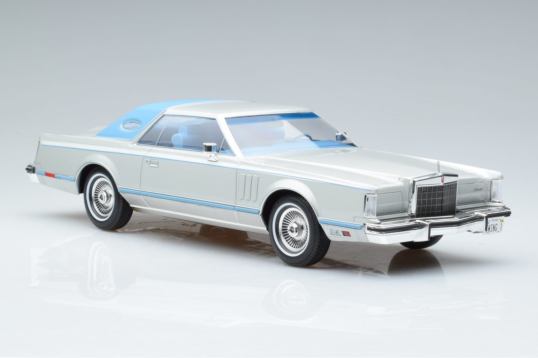 Lincoln Continental Mark V Silver MCG 1:18 MCG18403 Diecast - image 4 of 6