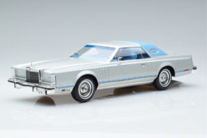 Lincoln Continental Mark V Silver MCG 1:18 MCG18403 Diecast