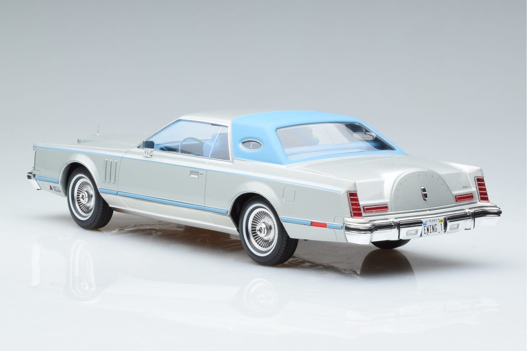 Lincoln Continental Mark V Silver MCG 1:18 MCG18403 Diecast - image 5 of 6