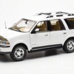 Lincoln Navigator White AUTOart 1:18 72761 Diecast