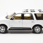 Lincoln Navigator White AUTOart 1:18 72761 Diecast - image 4 of 8