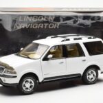 Lincoln Navigator White AUTOart 1:18 72761 Diecast - image 8 of 8