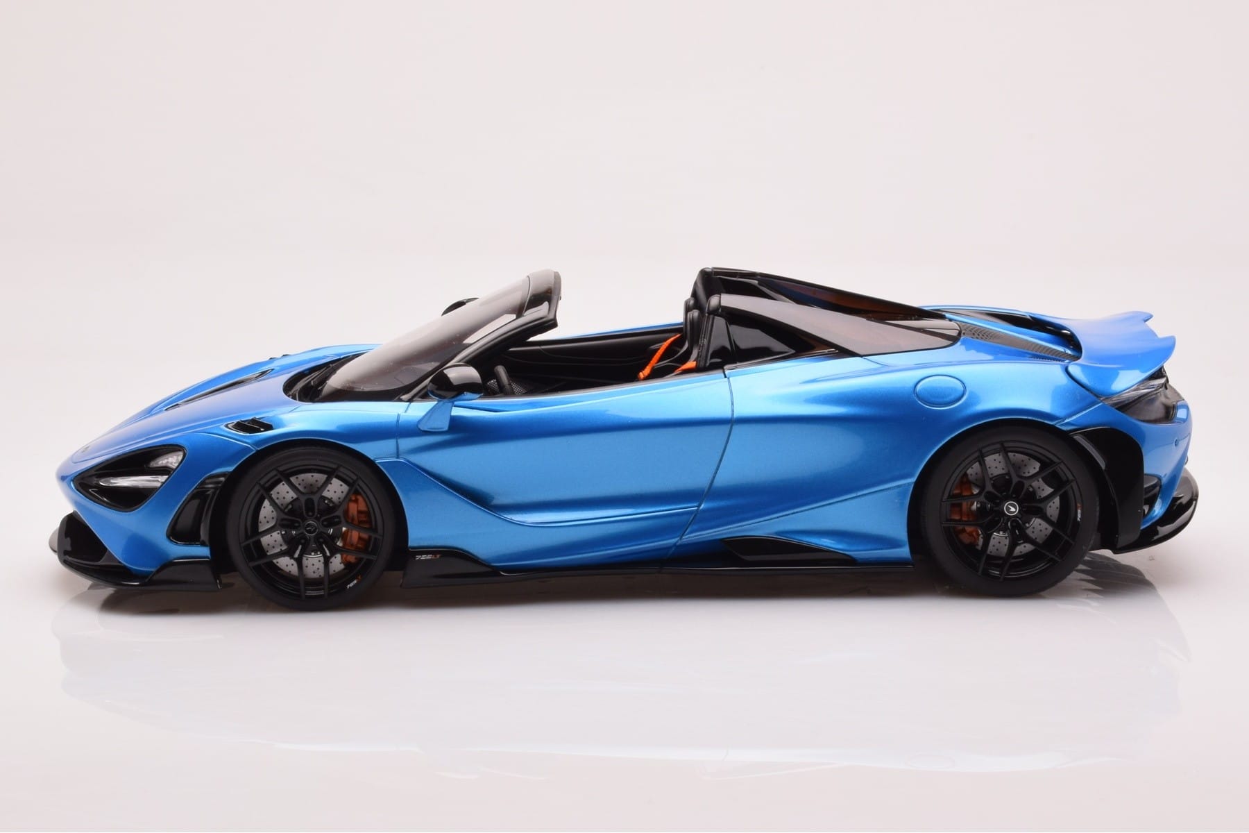 McLaren 765LT Spider Blue GT Spirit 1:18 GT886 Resin - image 3 of 6