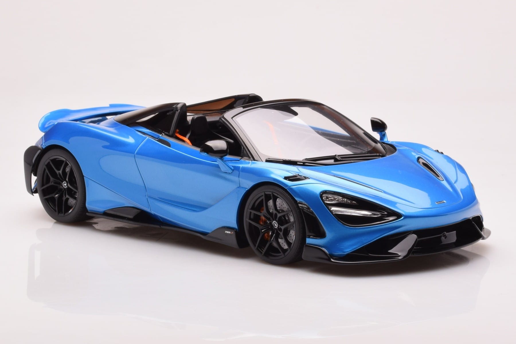 McLaren 765LT Spider Blue GT Spirit 1:18 GT886 Resin - image 4 of 6