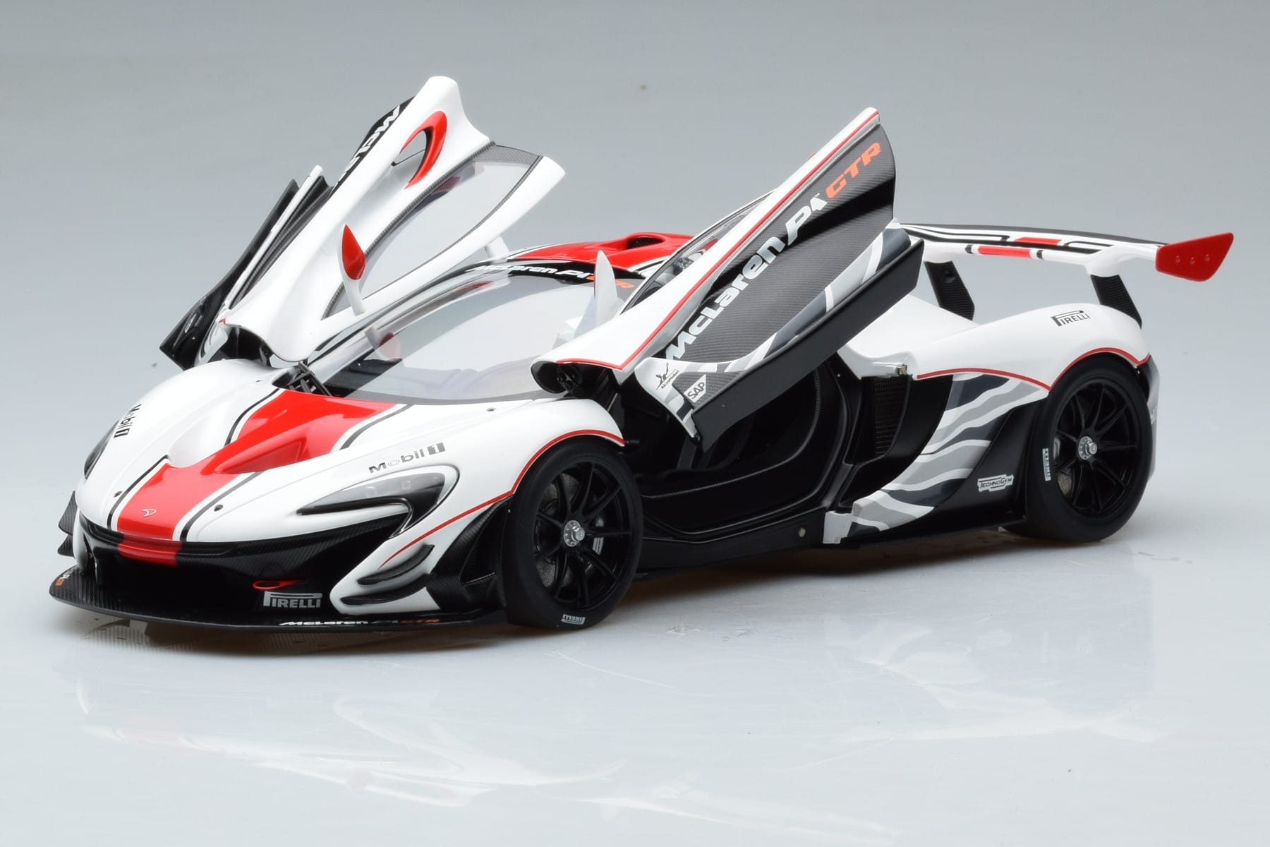 McLaren P1 GTR Gloss White With Red Stripes AUTOart 1:18 81541 Composite - image 2 of 7