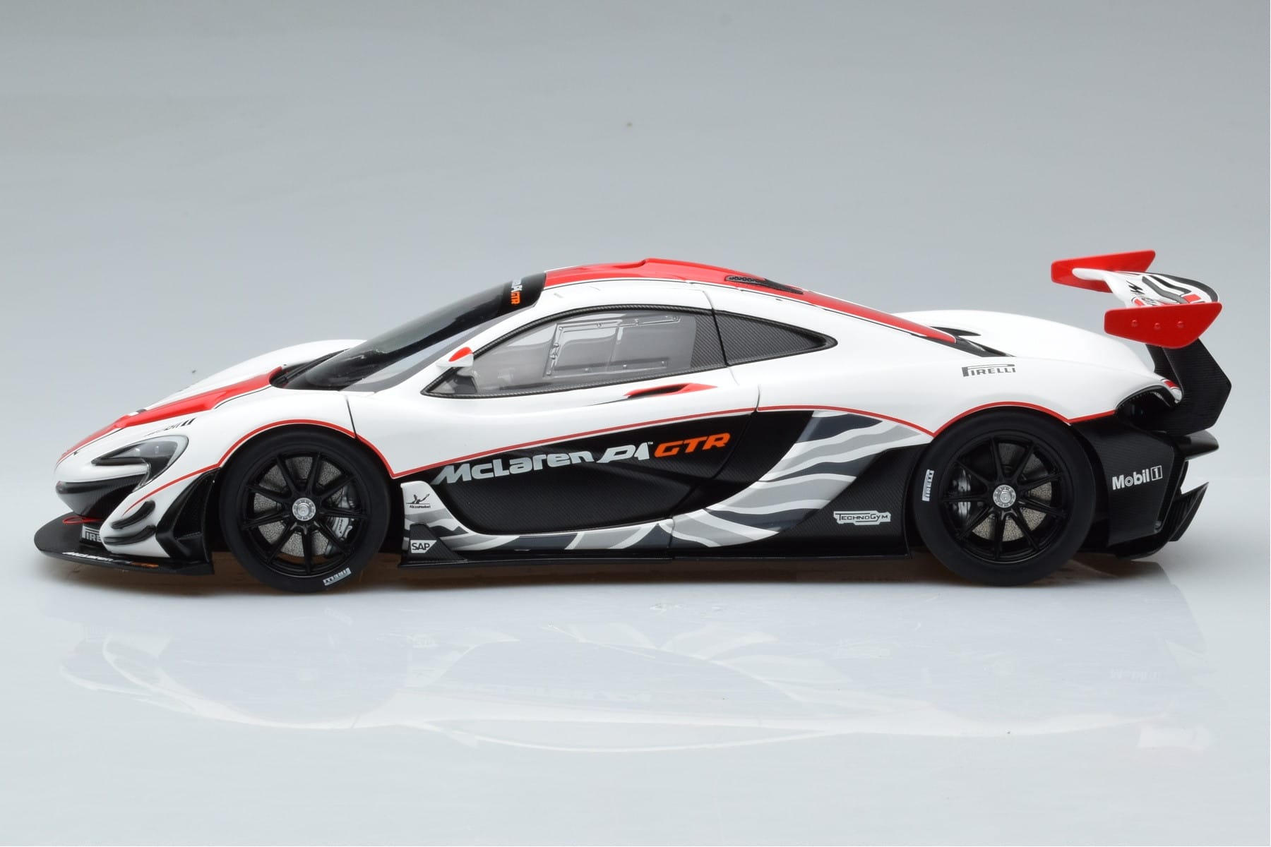 McLaren P1 GTR Gloss White With Red Stripes AUTOart 1:18 81541 Composite - image 4 of 7