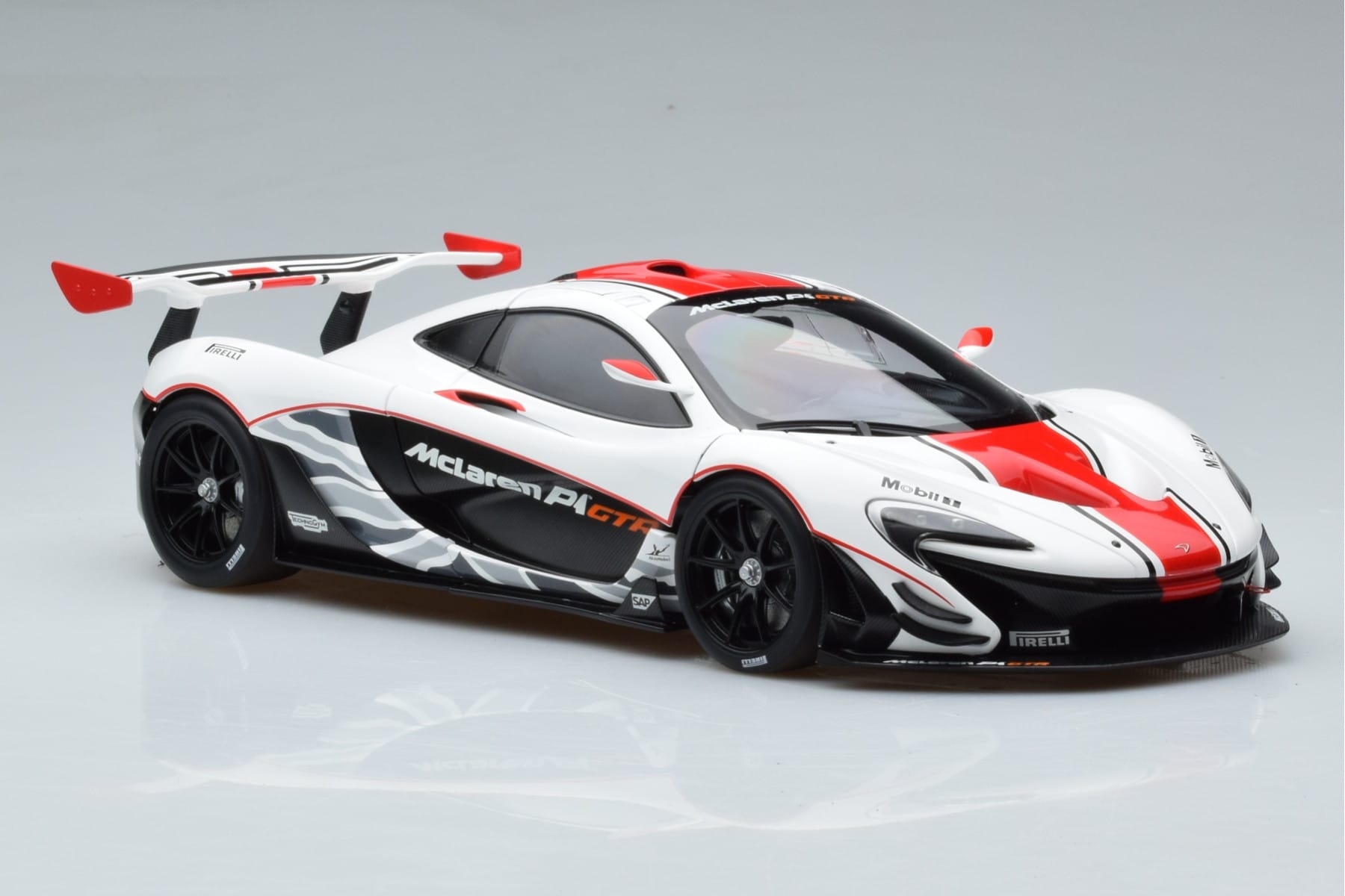 McLaren P1 GTR Gloss White With Red Stripes AUTOart 1:18 81541 Composite - image 5 of 7