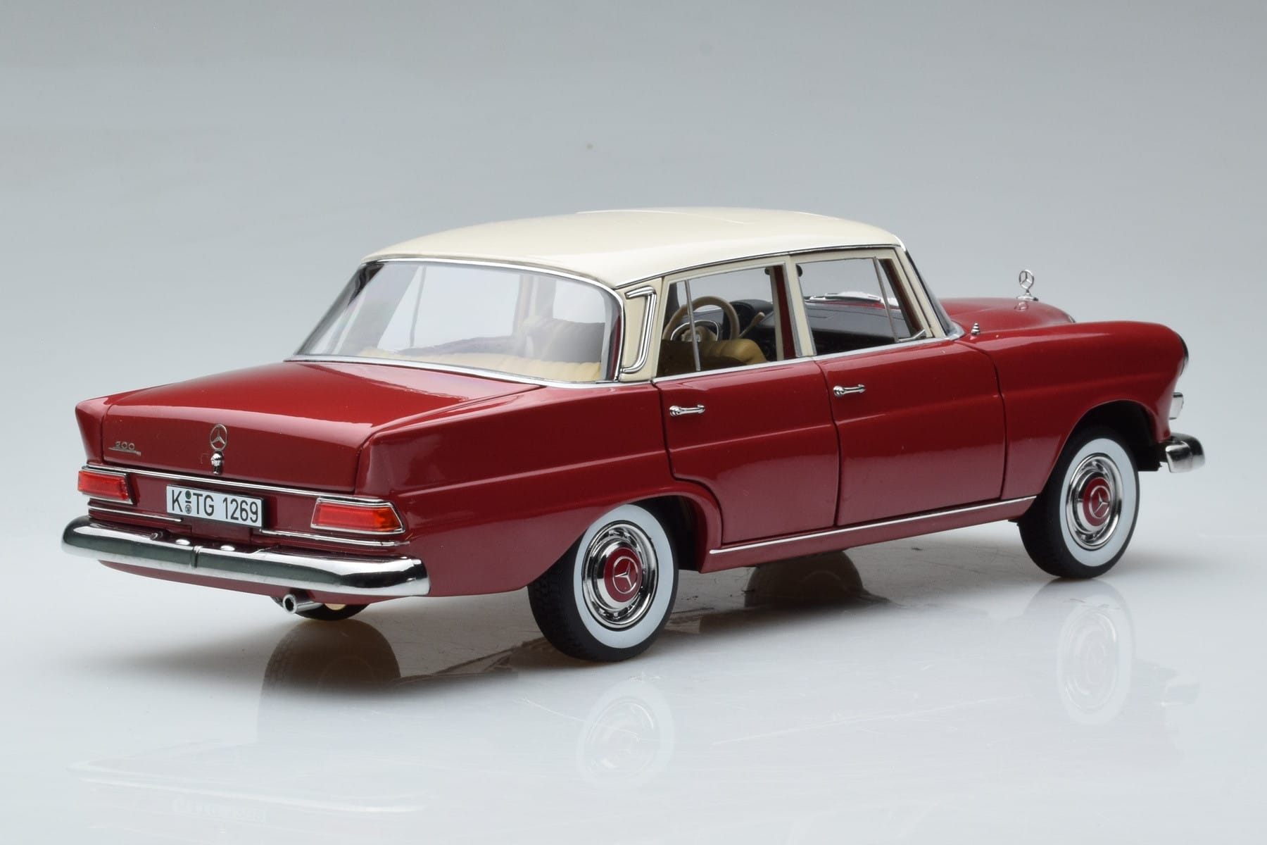 Mercedes 200 W110 Red Norev 1:18 183706 Diecast - image 3 of 7