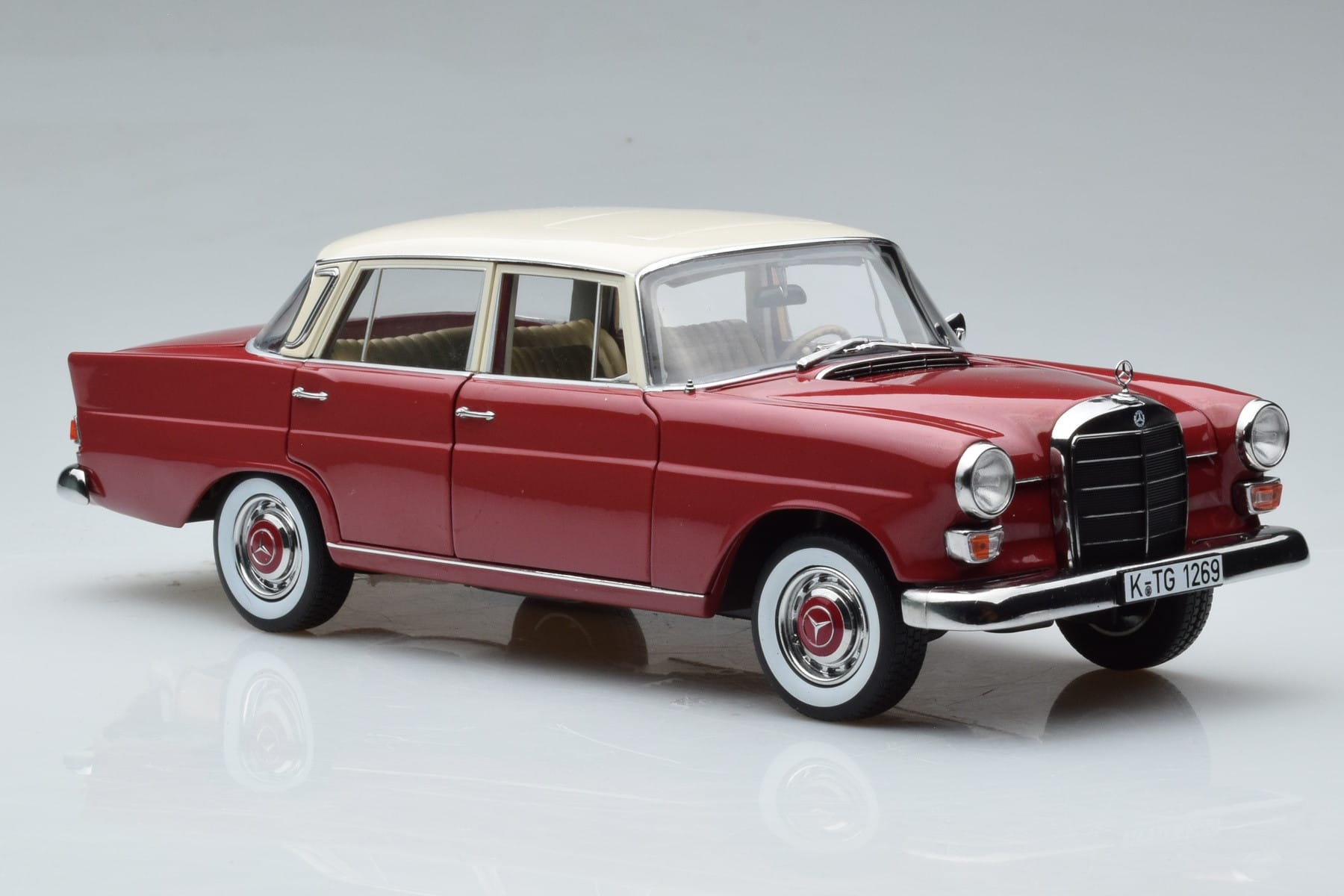 Mercedes 200 W110 Red Norev 1:18 183706 Diecast - image 6 of 7