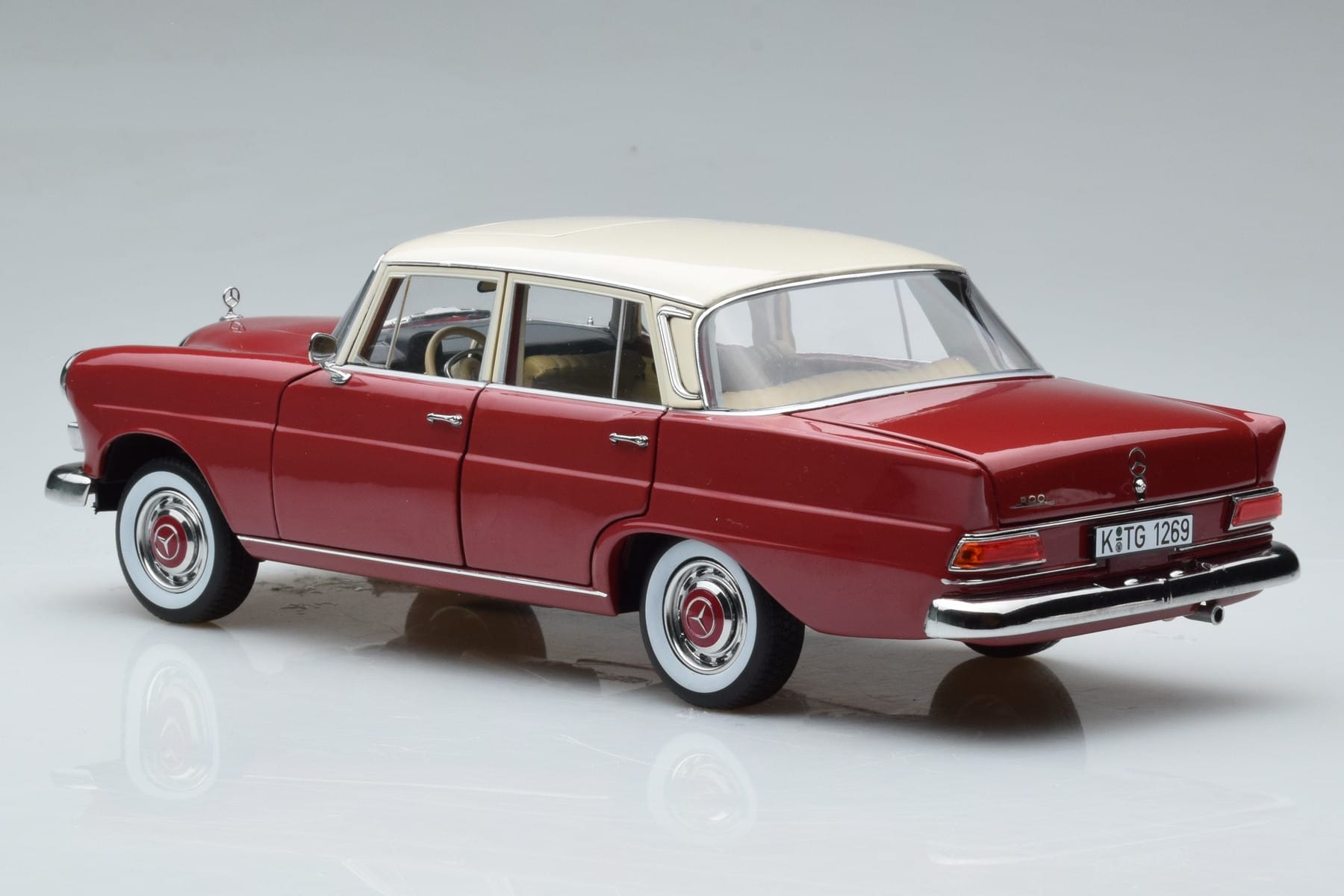 Mercedes 200 W110 Red Norev 1:18 183706 Diecast - image 7 of 7