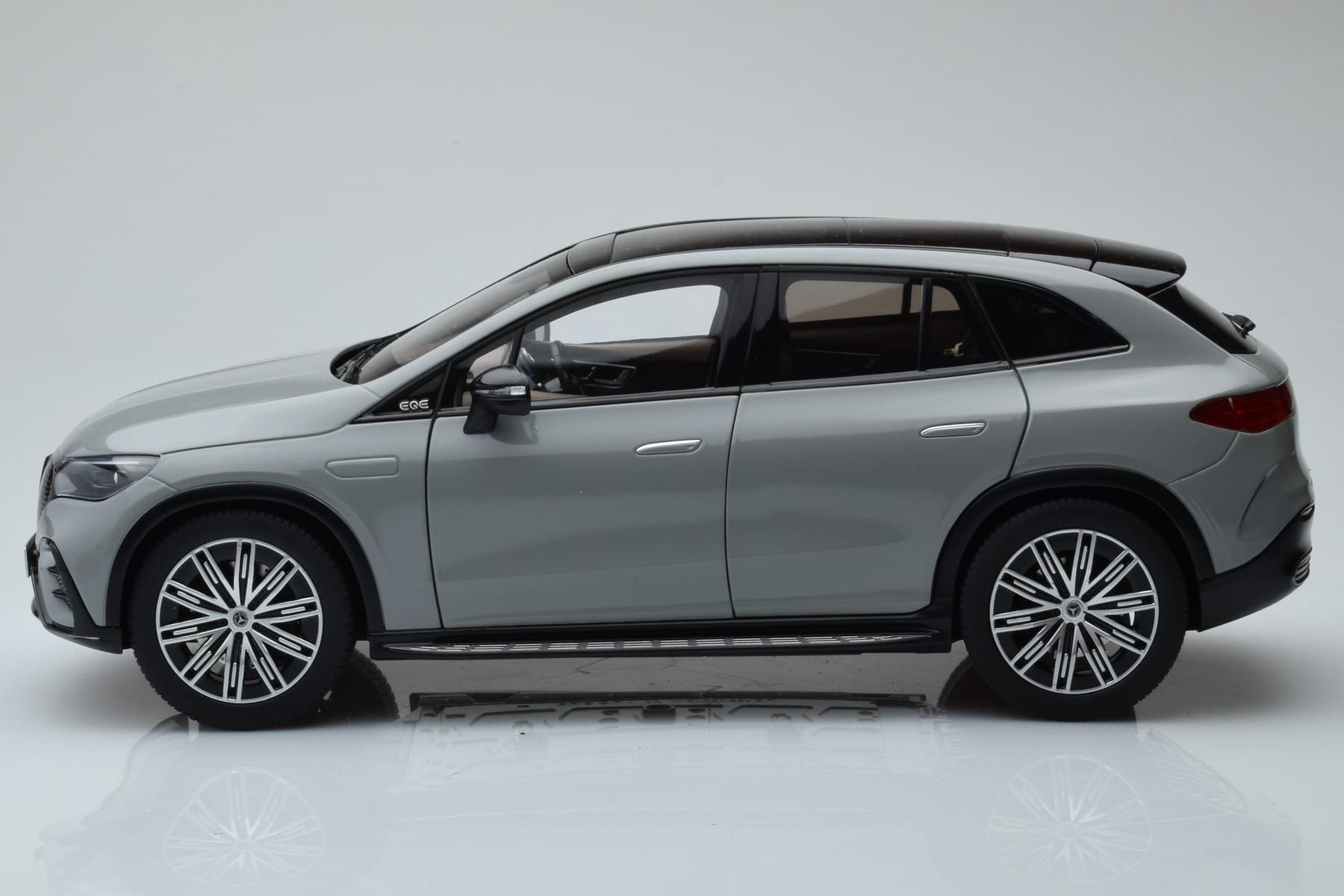 Mercedes EQE SUV X294 AMG Line Alpine Grey NZG 1:18 B66960837 Diecast - image 4 of 8