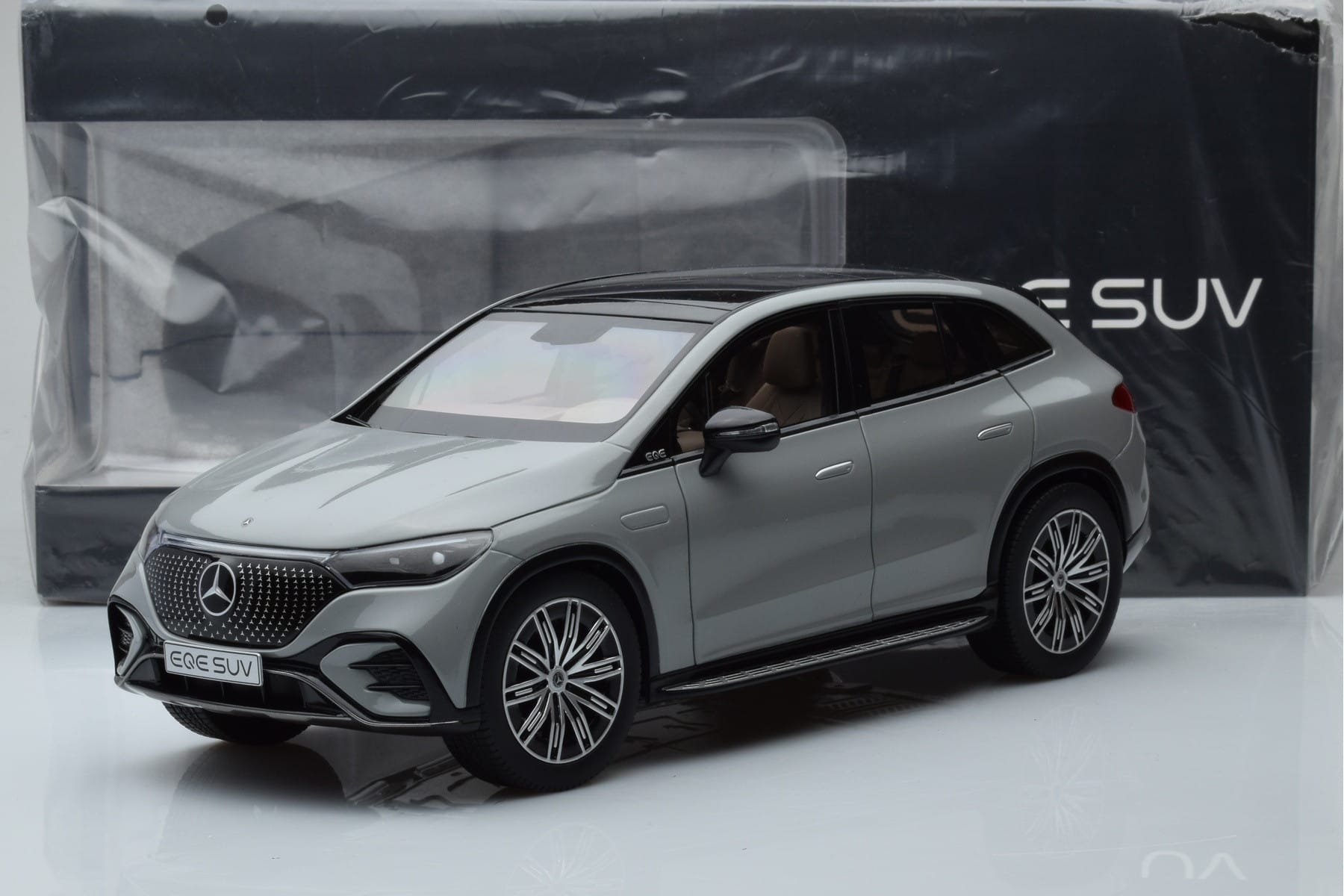 Mercedes EQE SUV X294 AMG Line Alpine Grey NZG 1:18 B66960837 Diecast - image 8 of 8
