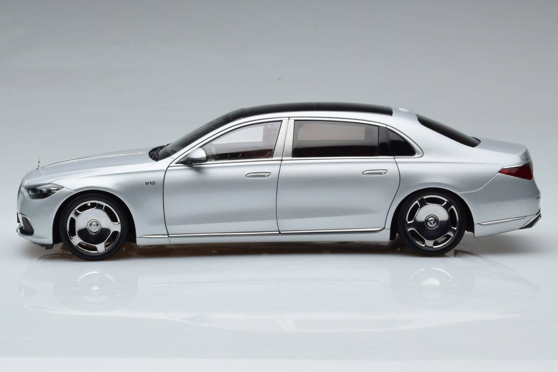 Mercedes Maybach S600 W222 V12 Biturbo Hightech Silver Almost Real 1:18 820118 Diecast - image 5 of 12