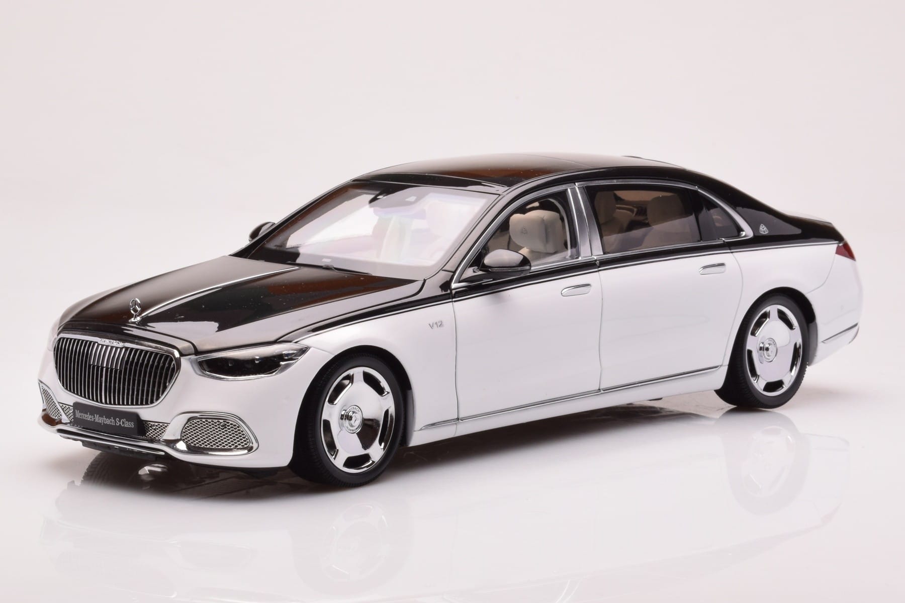 Mercedes Maybach S680 W223 Obsidian Black Diamond White Almost Real 1:18 820121 Diecast