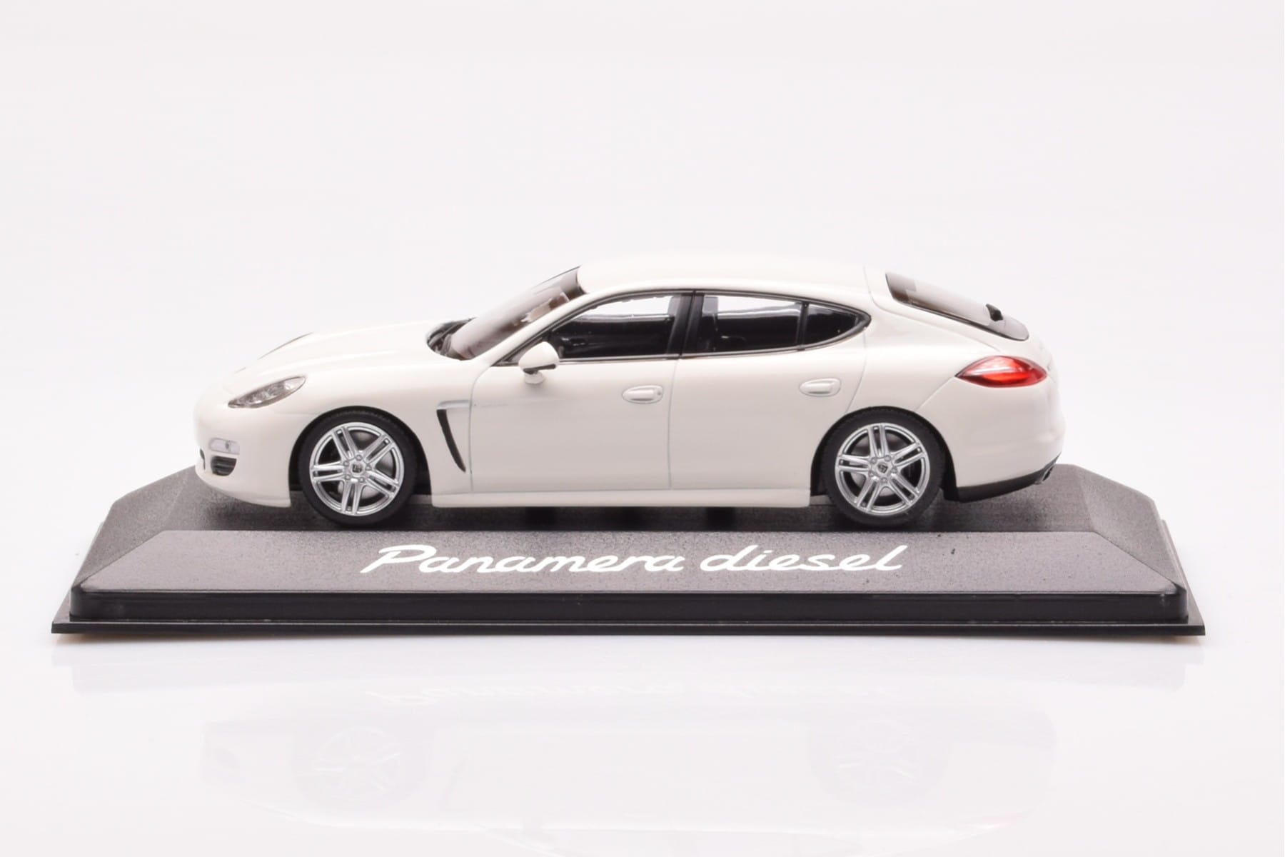 Porsche Panamera 970 Diesel Carrara White Minichamps 1:43 WAP0200090C Diecast