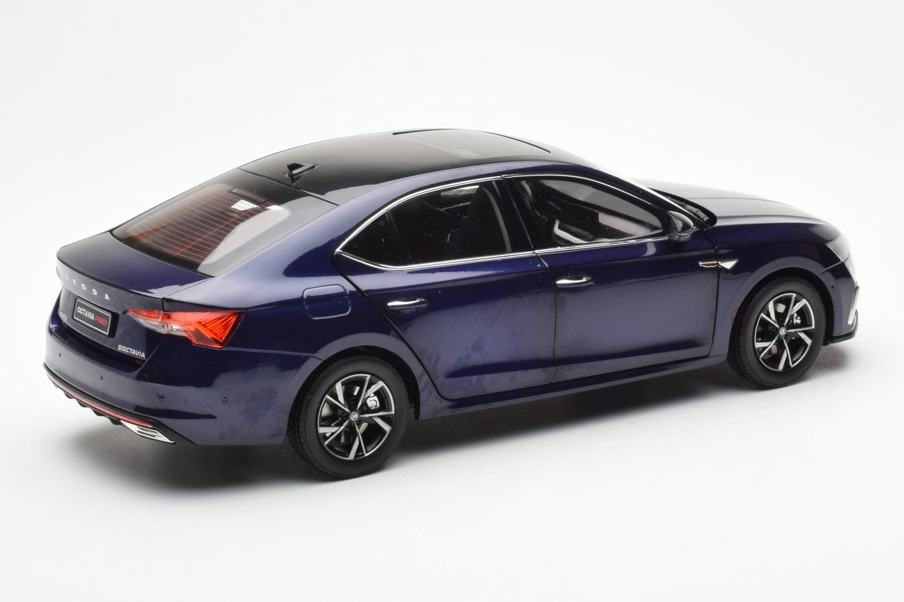 Skoda Octavia Pro Blue FAW 1:18 ZMR000006BLA Diecast - image 3 of 8