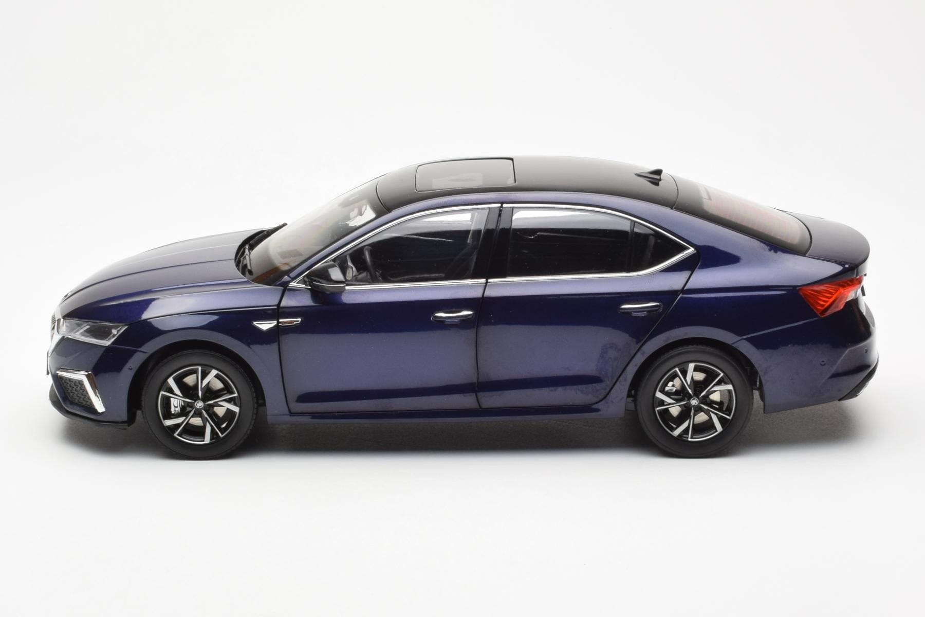 Skoda Octavia Pro Blue FAW 1:18 ZMR000006BLA Diecast - image 4 of 8