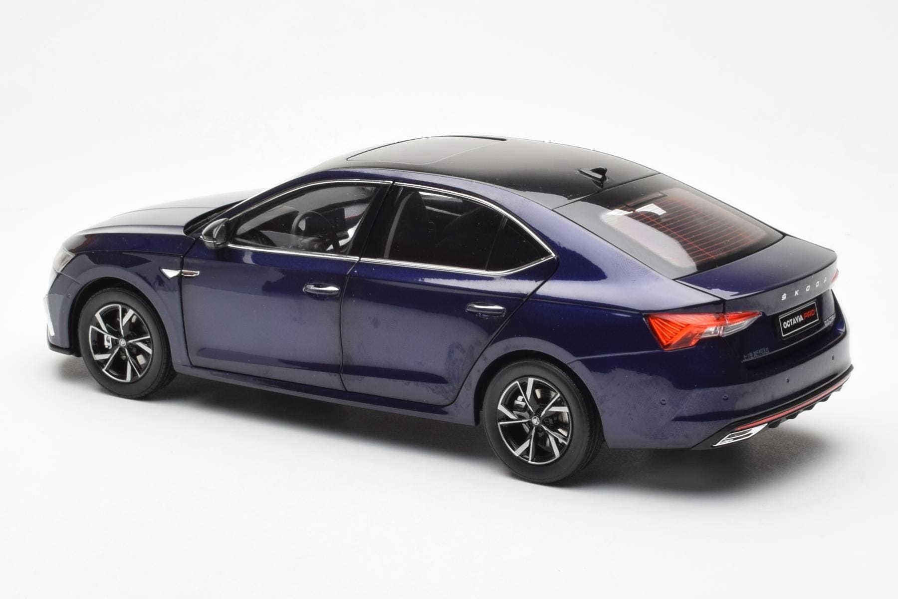 Skoda Octavia Pro Blue FAW 1:18 ZMR000006BLA Diecast - image 7 of 8