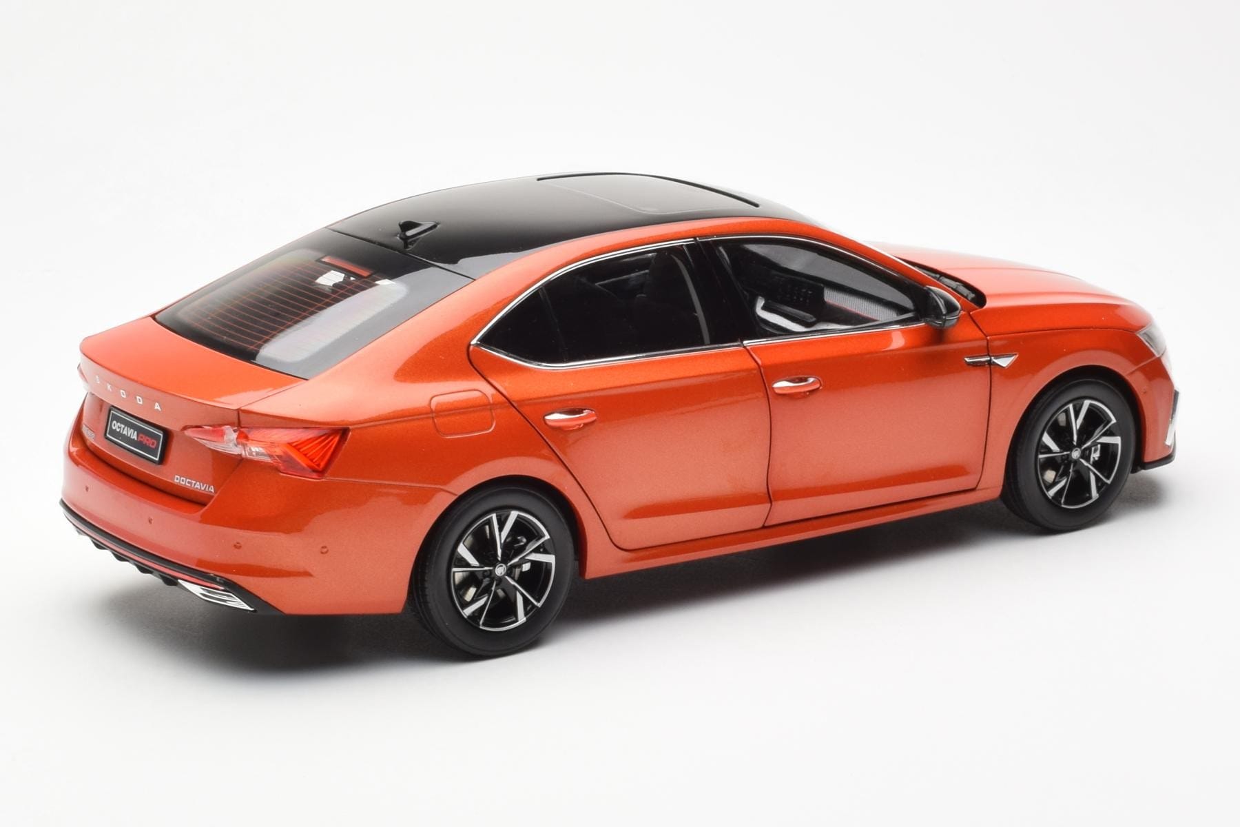 Skoda Octavia Pro Orange FAW 1:18 ZMR000006ORA Diecast - image 3 of 8