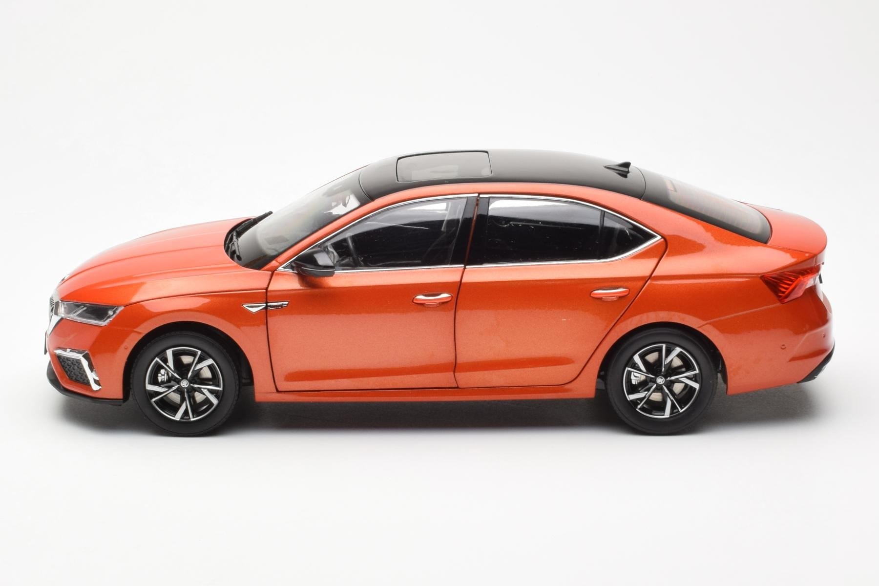 Skoda Octavia Pro Orange FAW 1:18 ZMR000006ORA Diecast - image 4 of 8