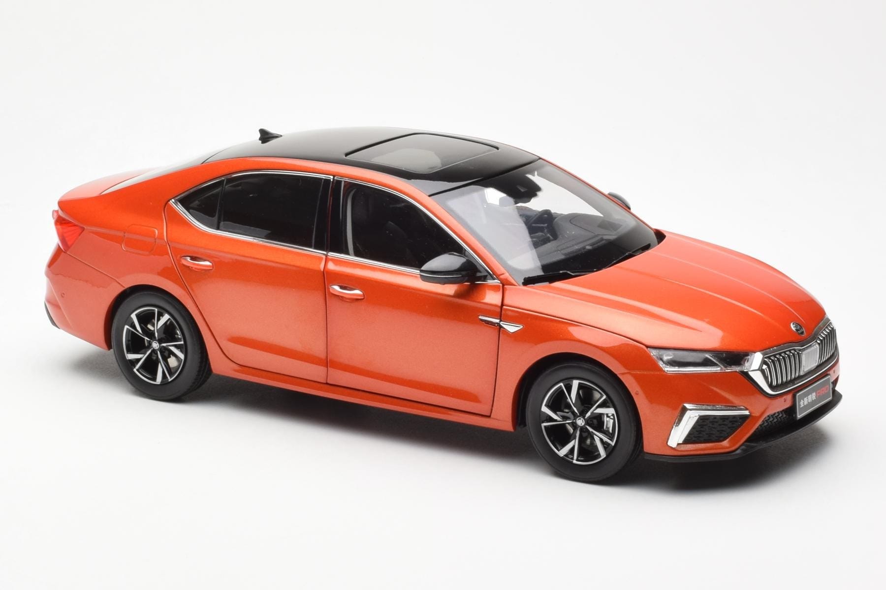 Skoda Octavia Pro Orange FAW 1:18 ZMR000006ORA Diecast - image 6 of 8