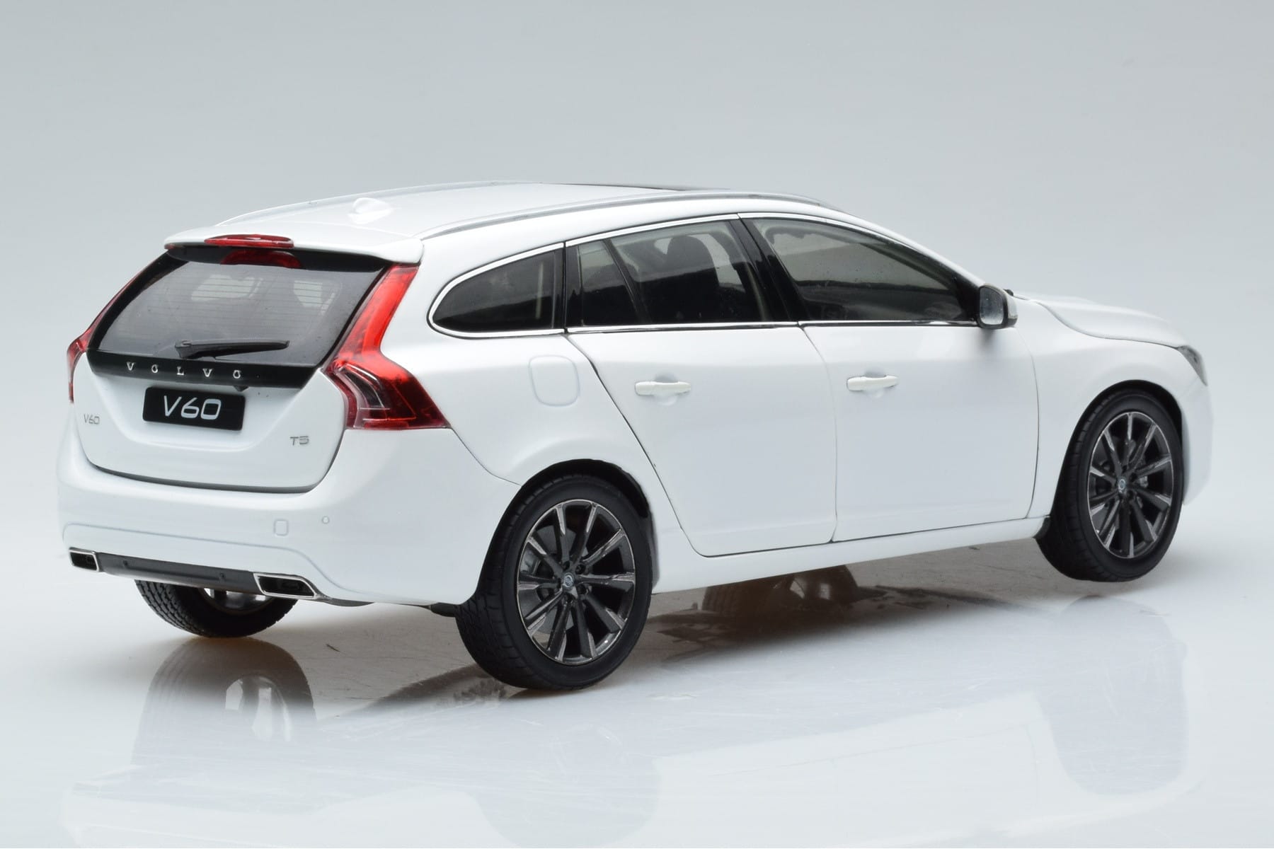 Volvo V60 D3 Crystal White FAW 1:18 9430840 Diecast - image 3 of 7
