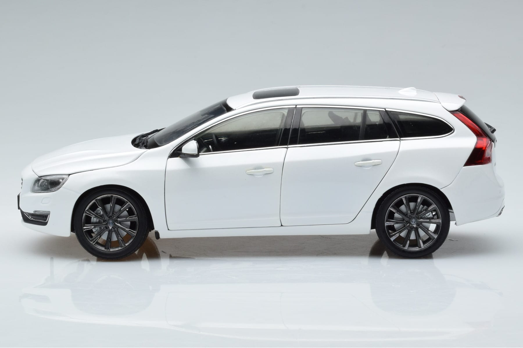 Volvo V60 D3 Crystal White FAW 1:18 9430840 Diecast - image 4 of 7